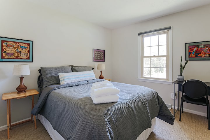 Трета спалня - двойно легло - бюро 