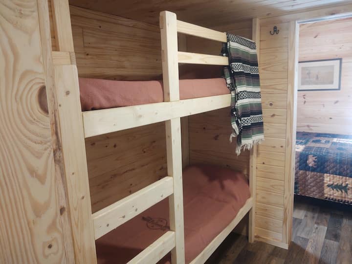 走廊里的双层床
