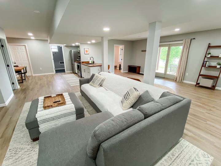 Mountain View Modern Basement Suite*king Bed*wifi - Edinburg, VA