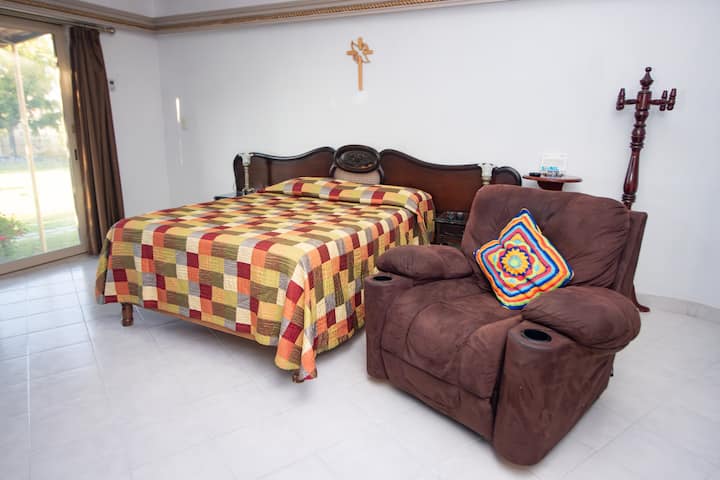 Основна спалня, телевизор