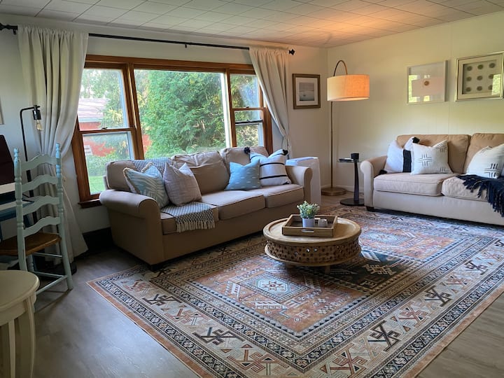 Cozy And Stylish Cottage In Lakefront Neighborhood - Youngstown, NY