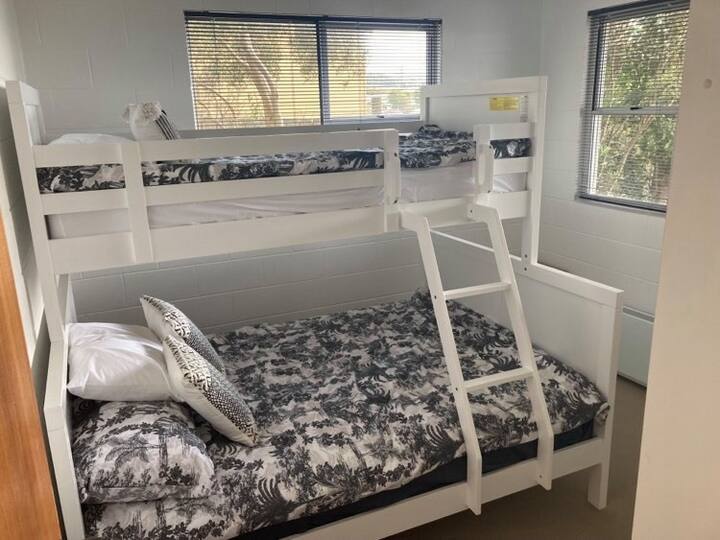 Second bunk room (single over double)