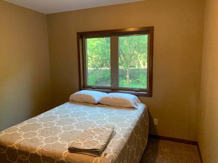 Main floor Bedroom - Queen