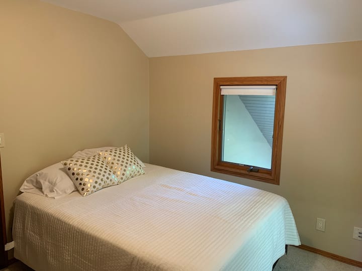 Upstairs Bedroom - Queen