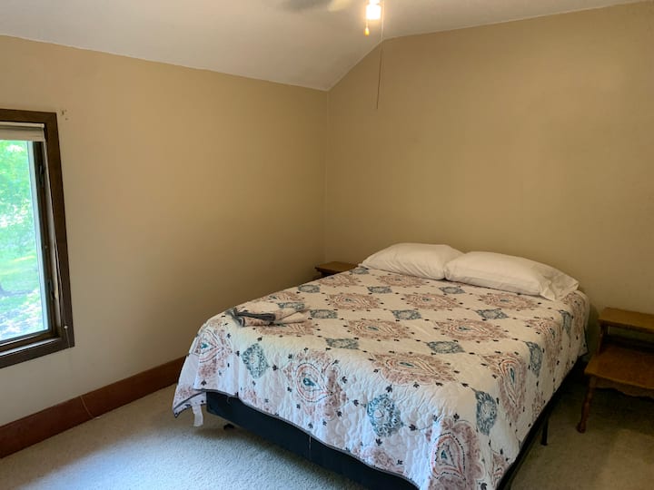 Upstairs Bedroom - Queen