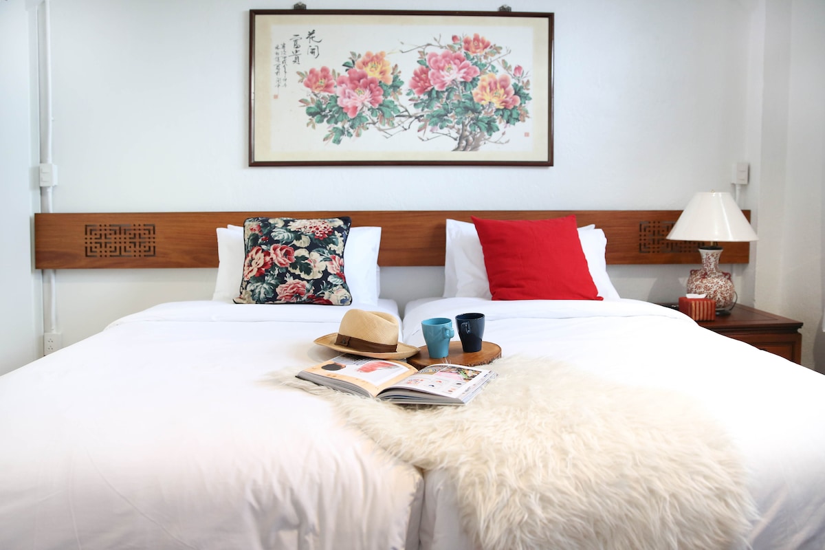 Útulná hlavná spálňa s vlastnou kúpeľňou
Priestranný apartmán s rozlohou 45 m² s pohodlnou spálňou, rozkladacou pohovkou a dvoma kúpeľňami. Izba má televízor, priestor na batožinu a dve stoličky, ktoré ponúkajú všetko potrebné na pohodlný a príjemný pobyt.