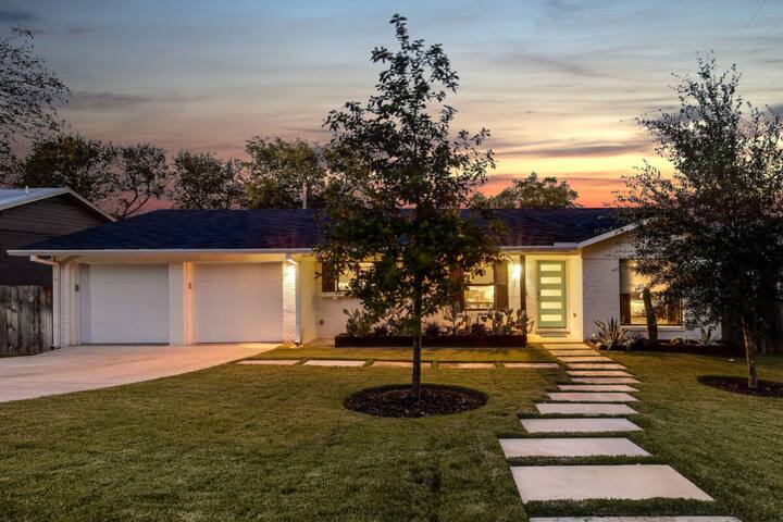 Hip Haven – HUGE POOL 1 Mi from SoCo & Downtown gallery image 2