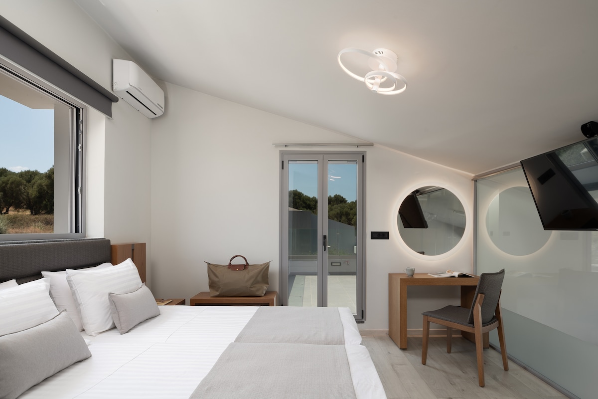 Spavaća soba u potkrovlju ima izravan pristup terasi.