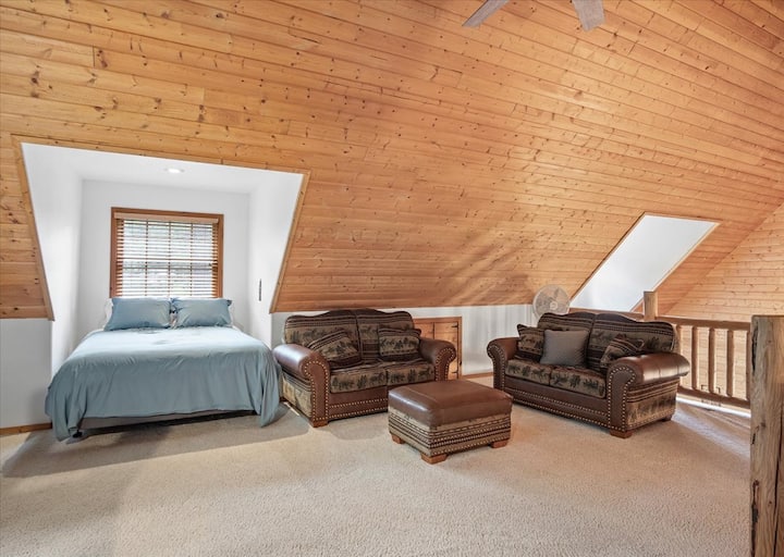 Ლოფტი ორადგილიანი საწოლით და ორი გასაშლელი დივნით 