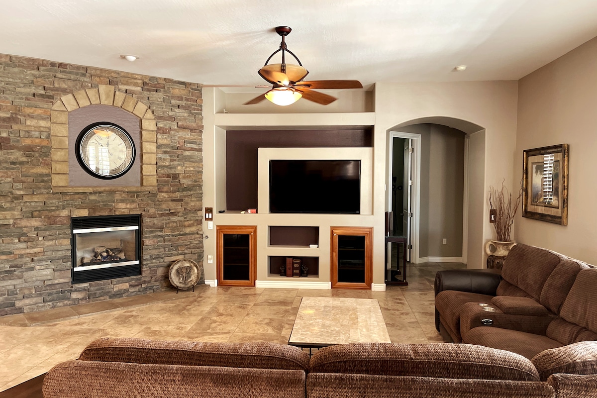 Successful Airbnb property: nice home on large lot in QUIET neighborhood in Queen Creek
