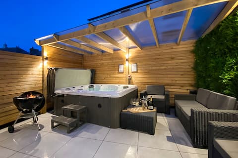 Beautifully presented 5 bedroom house with hot tub