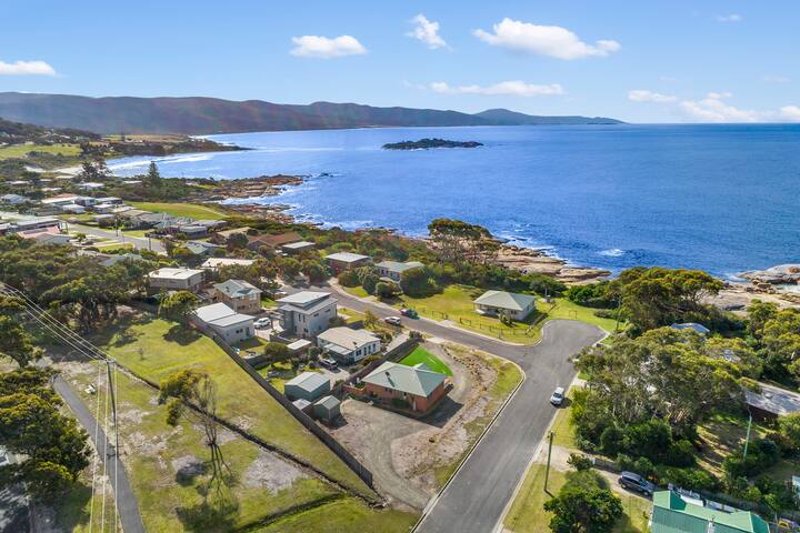 Waubs Waves – Magic Water Views & Water Steps Away