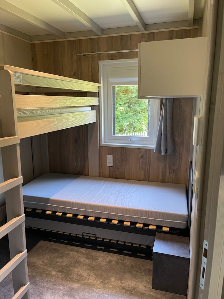 חדר שינה 2 עם מיטה נפתחת (2 מושבים), מיטת קומותיים ואחסון