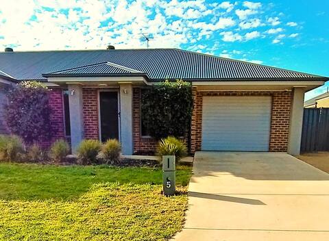 ¶ My Abode in Albury¶ Modern Home + Single Garage!