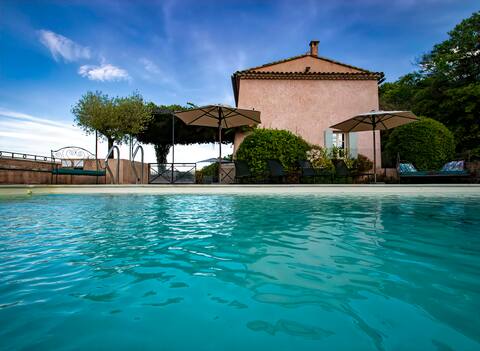5 bed villa, landscaped gardens & heated pool
