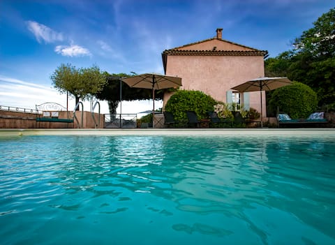 5 bed villa, landscaped gardens & heated pool