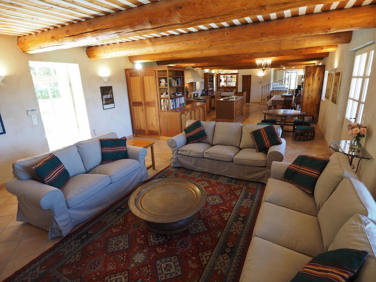 Propriété Airbnb réussie: 5 bed villa, landscaped gardens & heated pool à Apt