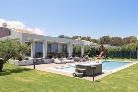 Agrielia Villa II, Graced by Heated Spa Whirlpool