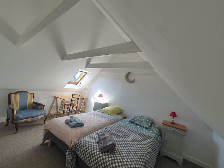 Chambre spacieuse et vue sur la rivière et le port.
Configuration de la literie en deux lits simples (90x200 cm). Possibilité en lit kink size (à préciser quelques jours avant votre arrivée).
Accès internet en WiFi et filaire.
Coin bureau.