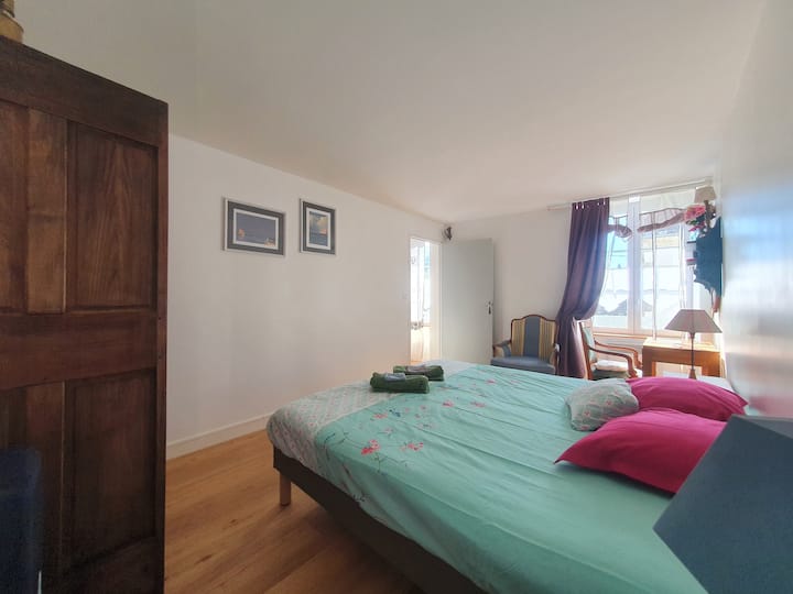 Chambre du 1er équipée de volets.
Coin bureau. Connexion internet en Wifi et filaire.

lit king size (180x200 cm) 
ou 
2 lits simples (90x200 cm).
A préciser lors de votre réservation.
Literie hyper confortable et toute neuve.