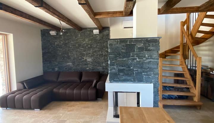 Landvilla Sinelia combina el estilo de una romántica casa de campo con los potentes elementos de piedra natural y madera antigua. Experimenta las vacaciones de un pasado con el lujo de hoy, enclavado en el Jardín del Edén.