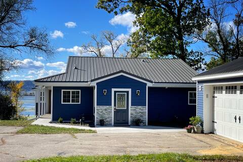 New!! Entire Home on Lake Onalaska- Kayaks, Canoes