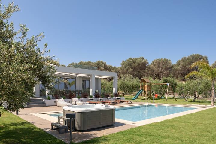 Agrielia Villa III, Embracing Heated Spa Whirlpool