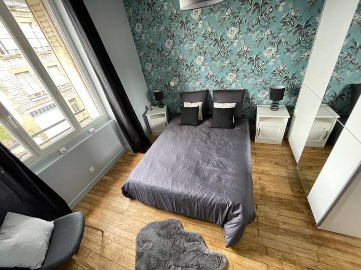 Soveværelse med dobbeltseng og stort garderobeskab