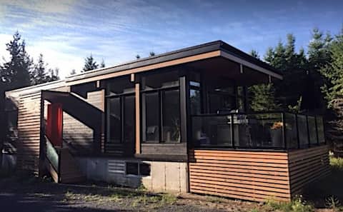 2 Bedroom Modern Guest House by Black River