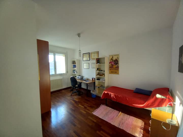 ห้องน้ำส้มห้องเดี่ยวหรือห้องคู่พร้อมห้องน้ำเฉพาะ (ห้องน้ำน้ำส้ม)