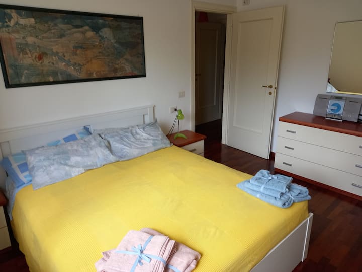 "ห้องสตรอเบอร์รี่" เตียงคู่พร้อมห้องน้ำเฉพาะ (ห้องน้ำสตรอเบอร์รี่)