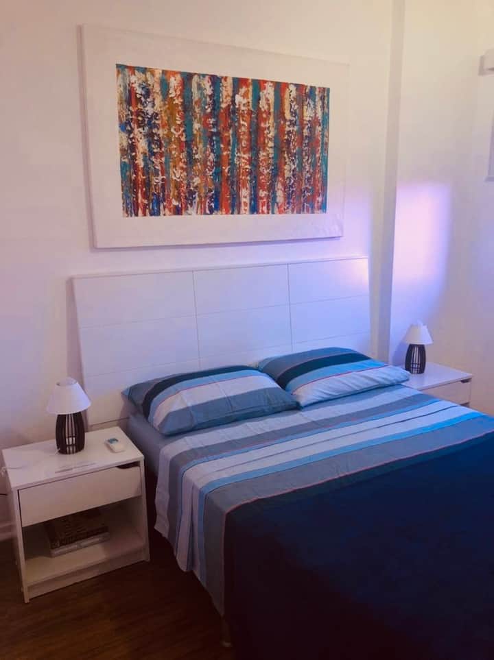 غرفة 1 بسرير بيت مزرعة وخزانات ومكيف هواء ومروحة تيتو