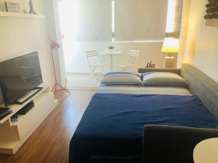 غرفة معيشة بسرير أريكة مفتوح