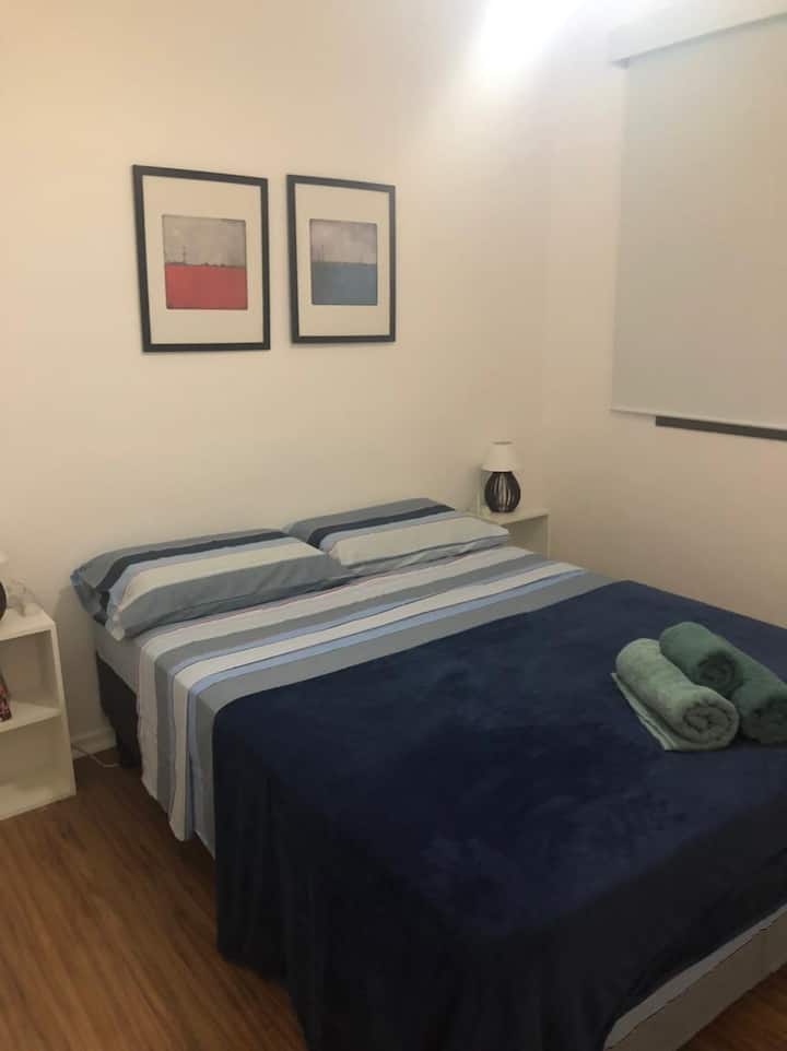 غرفة 2 بسرير بيت مزرعة وخزانات ومكيف هواء ومروحة تيتو