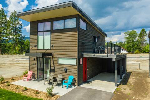 Chalet with on-site hot tub, pool, fitness