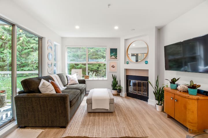 Pool, Hot Tub, Free Parking + Ski-in/ski Out Condo - Whistler