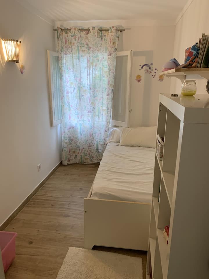 חדר שינה פשוט עם שתי מיטות בגודל 90 ס"מ. 