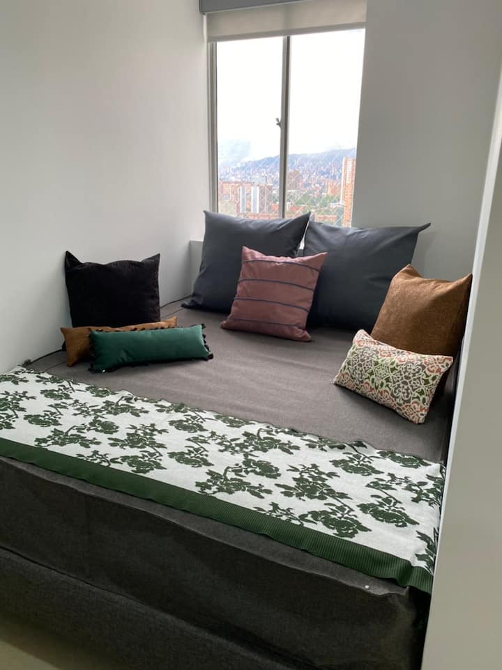 kjo hapësirë i përket. në studion e apartamentit ideale për familjet që të ndajnë me televizorin 55" dhe një tavolinë pune, nuk ka derë, por është një hapësirë e pjerrët për të pushuar.