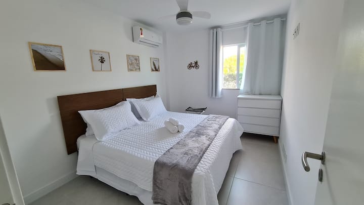 Druhá spálňa pre 4 osoby, nastaviteľná konfigurácia: kvázi manželská posteľ (pozri fotku)+ 2 pomocné lôžka... alebo 2 samostatné postele (ak sa používajú samostatne) s 2 ďalšími pomocnými zariadeniami, prenosný kufor, komoda so 4 zásuvkami, ľahký prístup do spoločenskej kúpeľne (2. kúpeľňa).