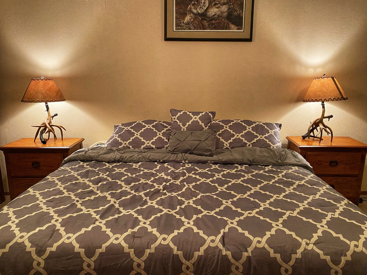 Spavaća soba na katu s bračnim krevetom i bračnim krevetom ima dva stropna ventilatora koji ljeti hlade temperaturu.