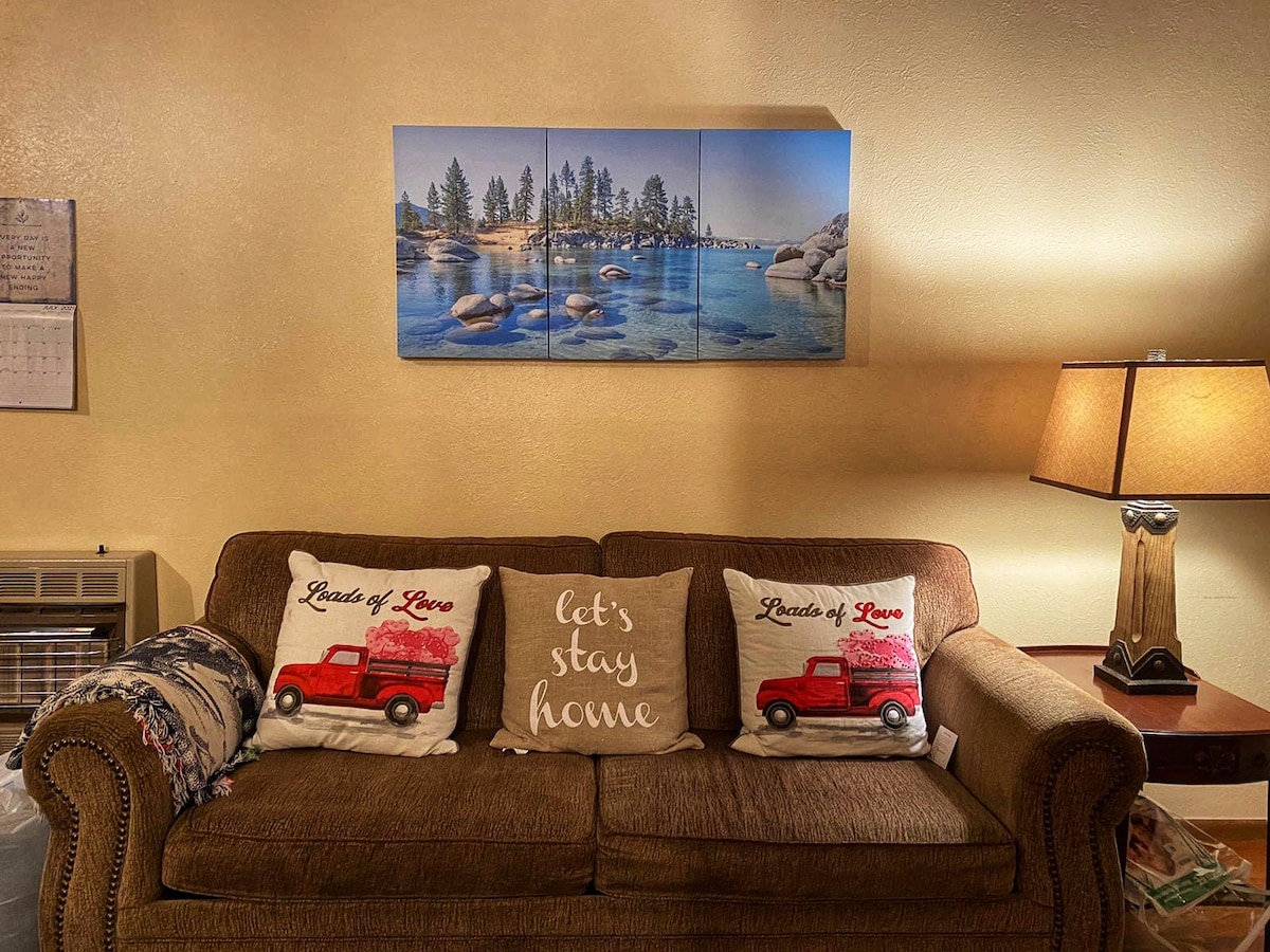 Kauč u dnevnom boravku također je kauč na razvlačenje. 