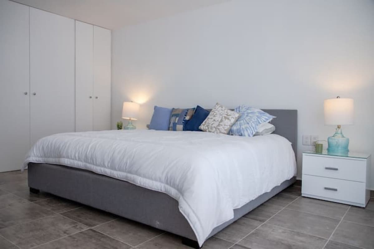 בחדר השינה הראשי יש מיטת קינג סייז נוחה.