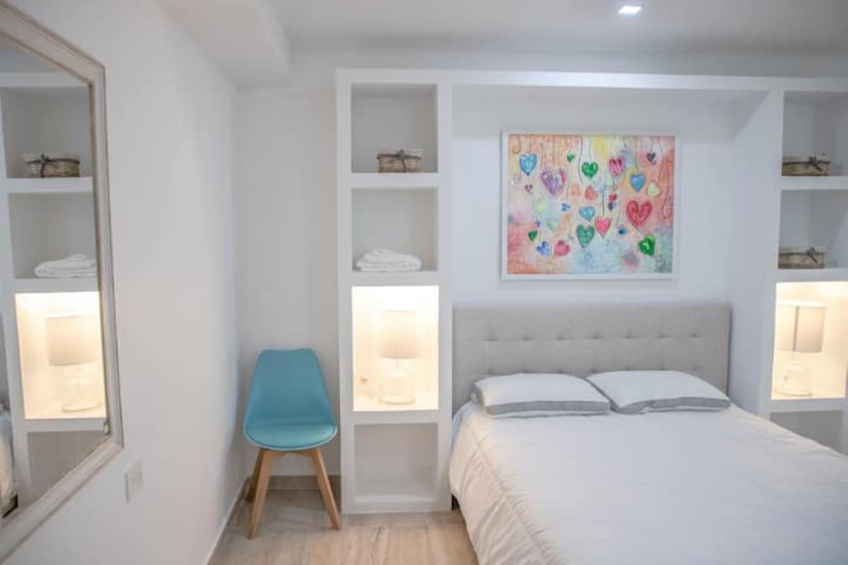 בחדר השינה של האורחים יש מיטת קווין סייז.