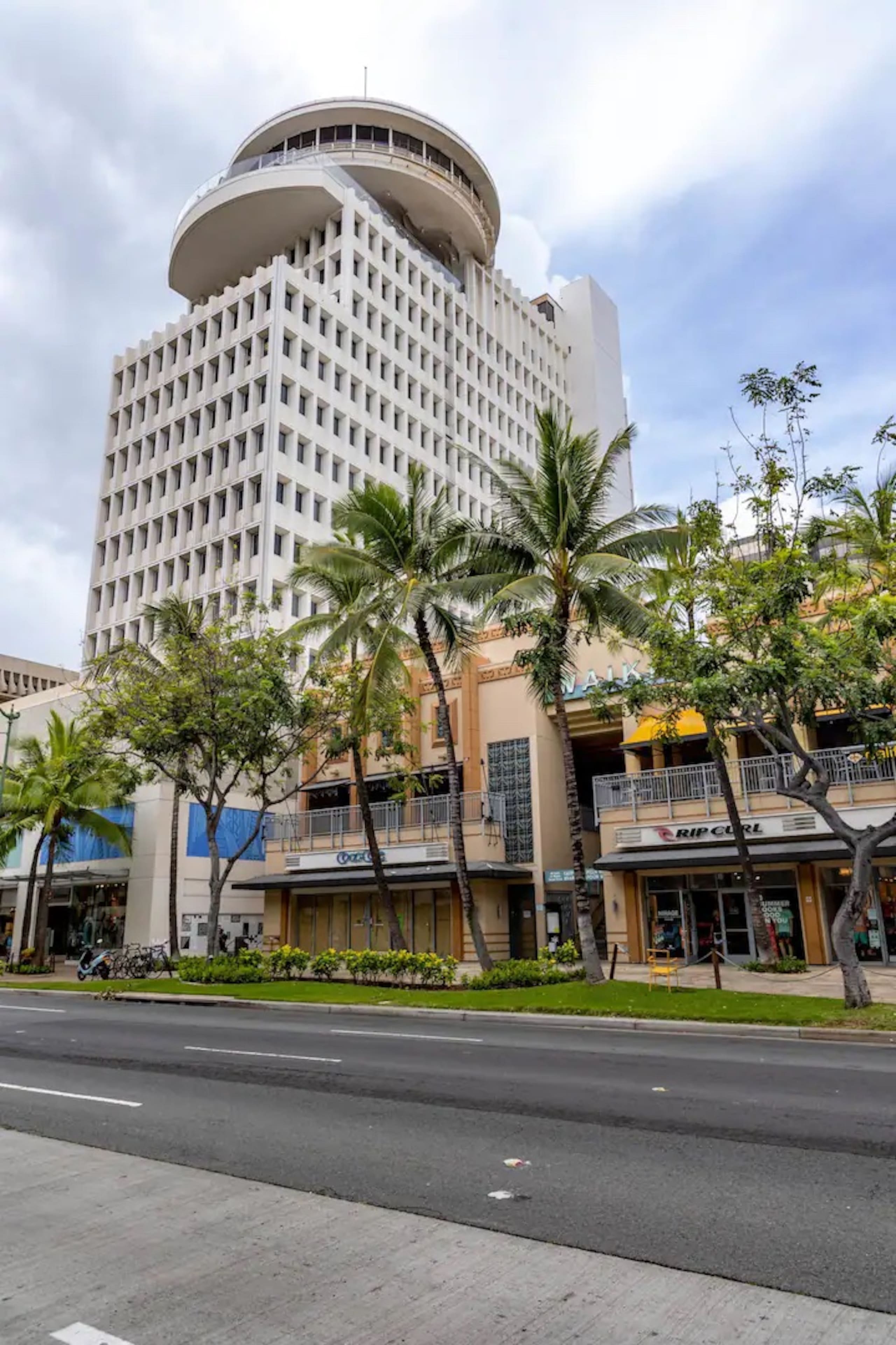 Condo in Honolulu · ★4.91 · 1 bedroom · 2 beds · 1 shared bath - Image 23