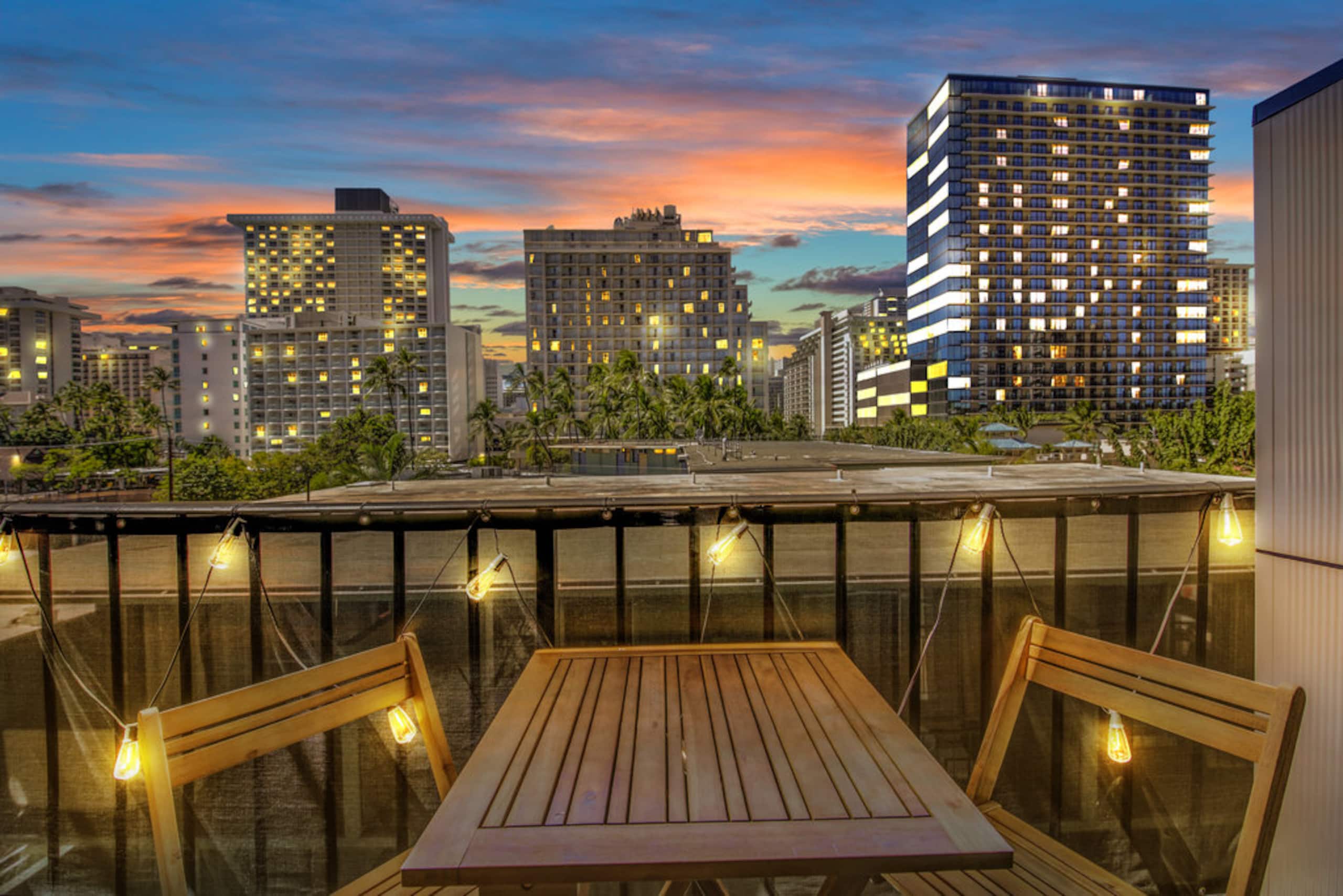 Condo in Honolulu · ★4.91 · 1 bedroom · 2 beds · 1 shared bath - Image 2
