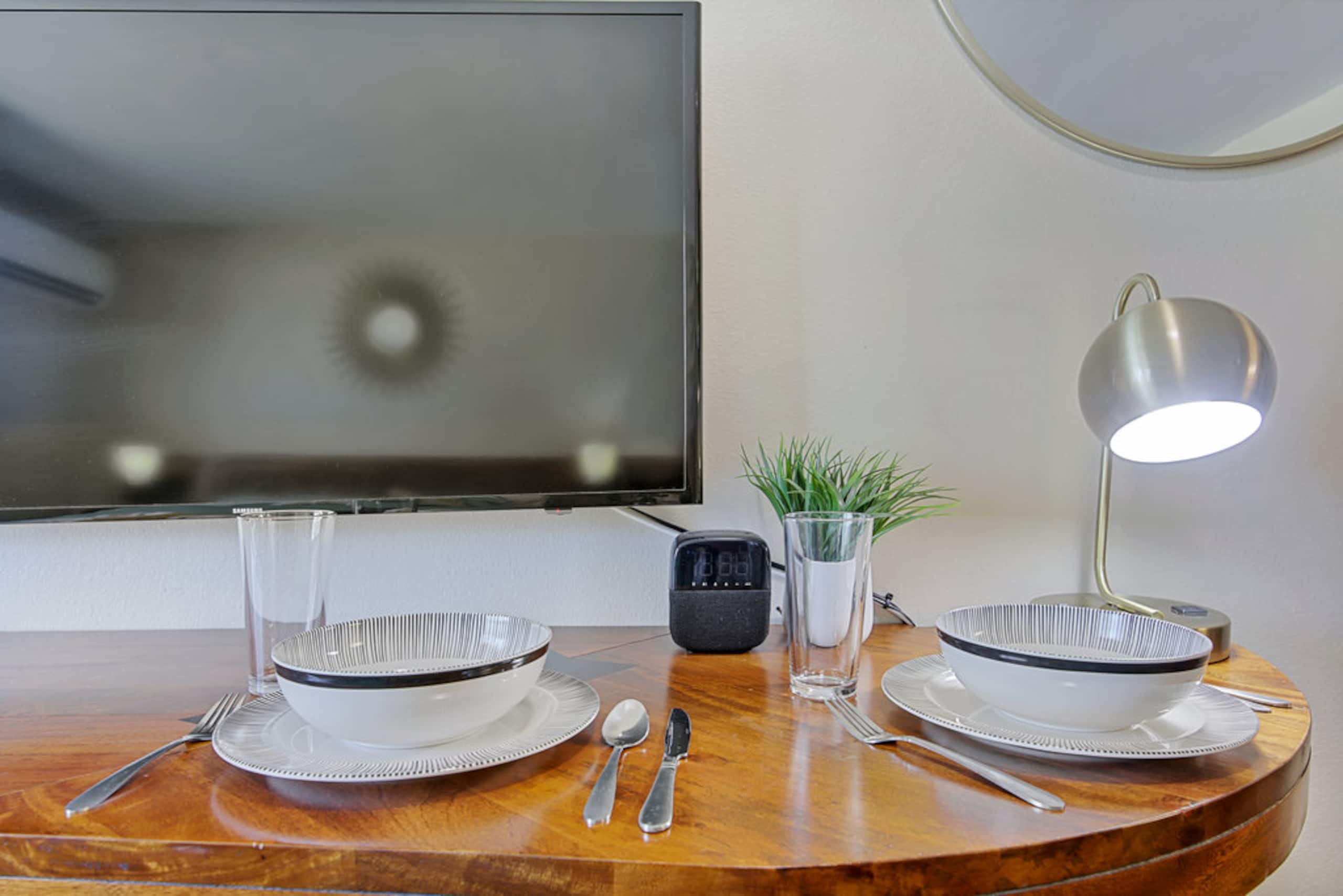 Condo in Honolulu · ★4.91 · 1 bedroom · 2 beds · 1 shared bath - Image 7