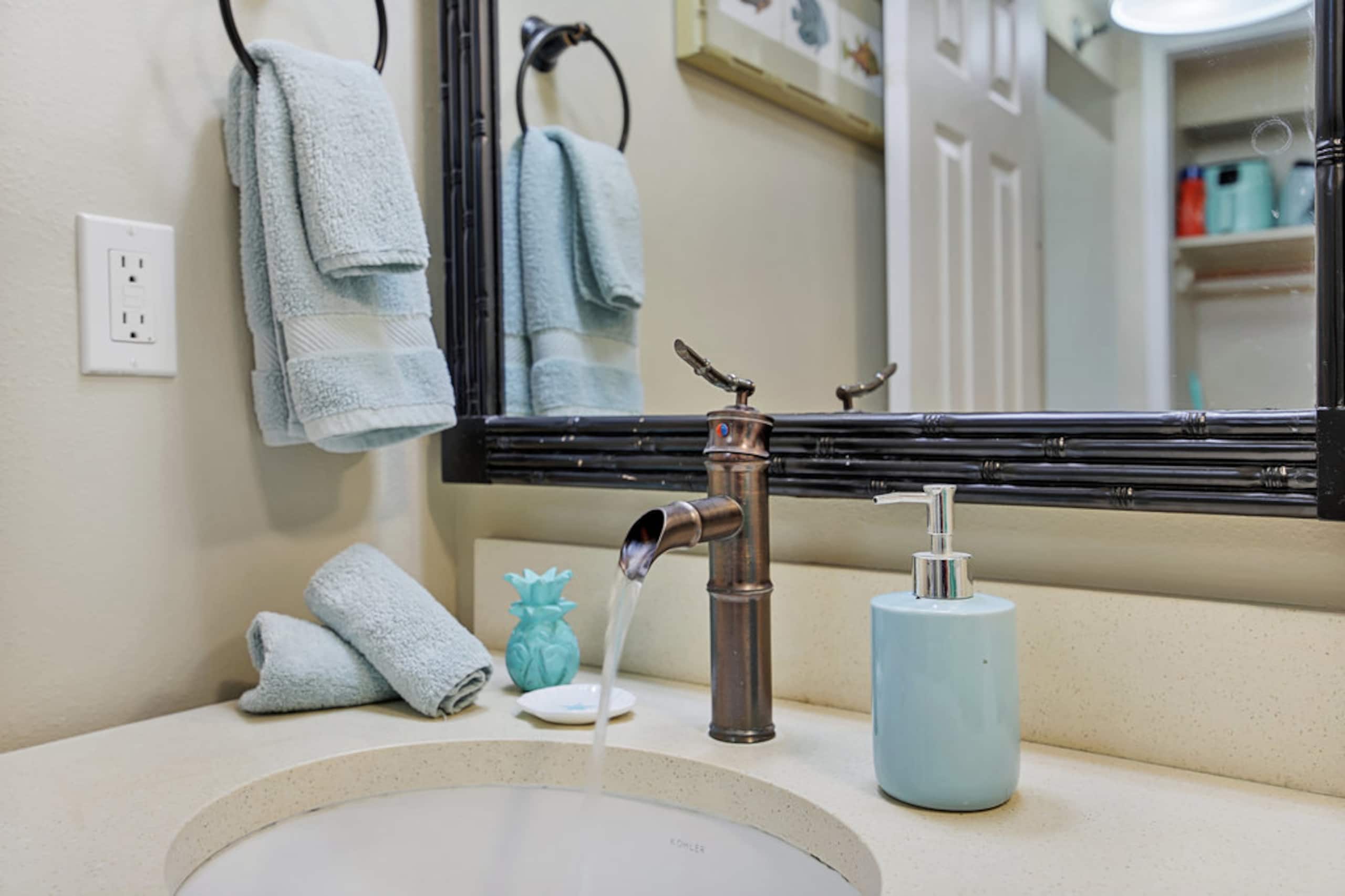 Condo in Honolulu · ★4.91 · 1 bedroom · 2 beds · 1 shared bath - Image 12