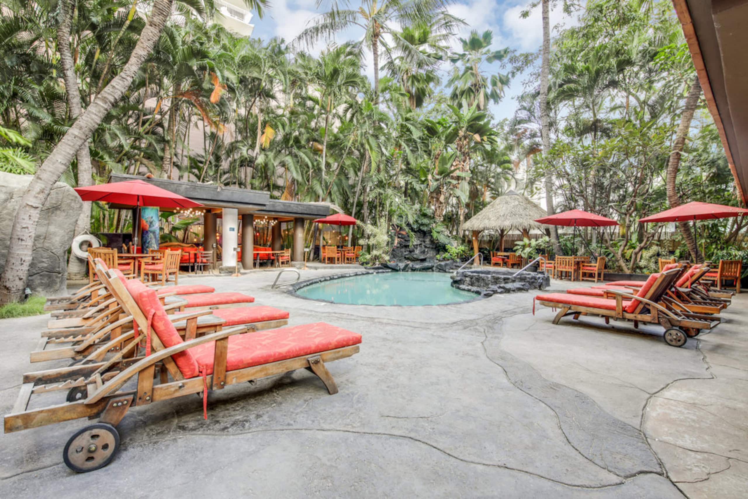 Condo in Honolulu · ★4.91 · 1 bedroom · 2 beds · 1 shared bath - Image 4