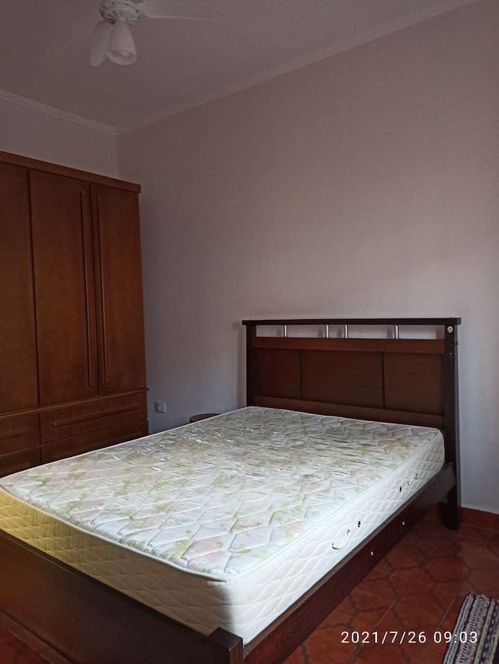 Doppelschlafzimmer mit Kleiderschrank