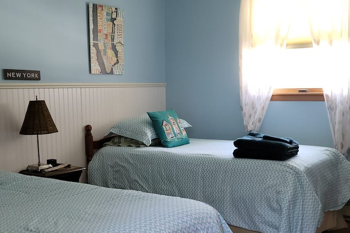 ovo je druga spavaća soba, a krevet s lijeve strane je krevet na rasklapanje